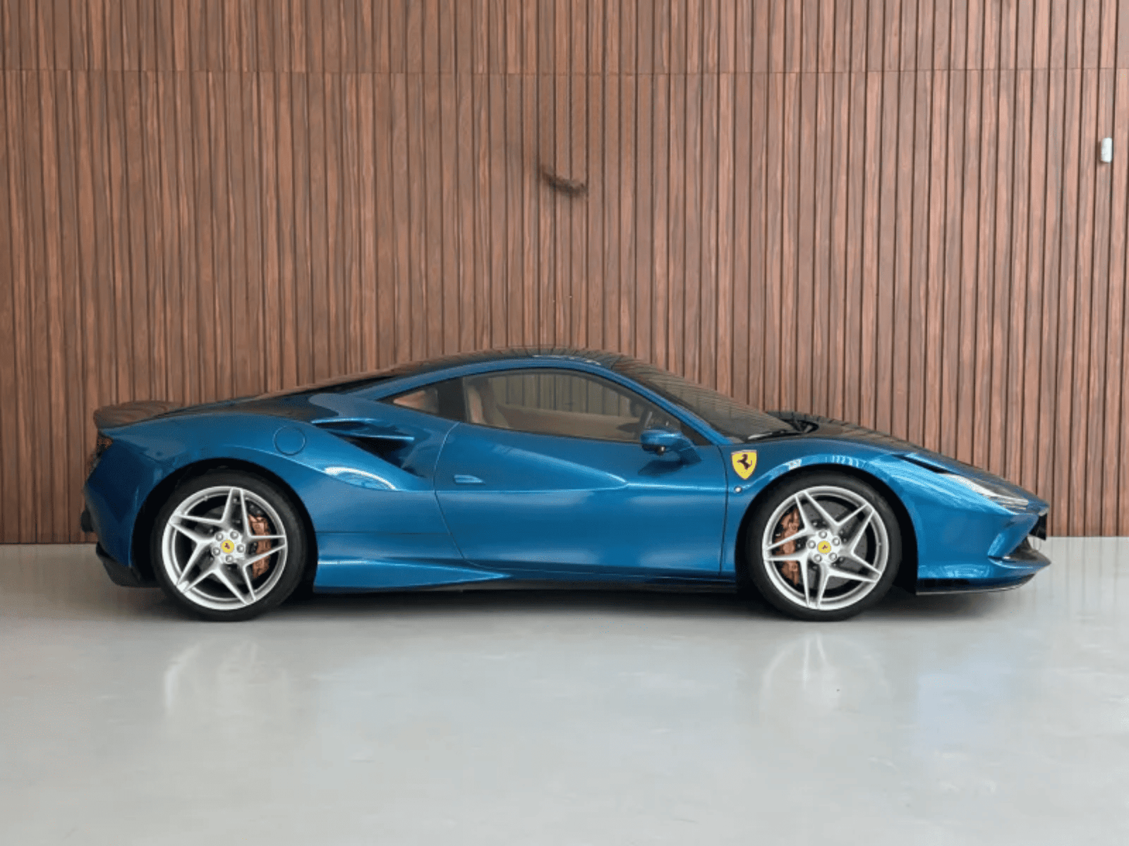 
								Ferrari F8 Tributo full									