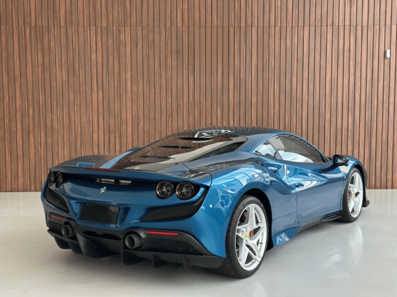 
								Ferrari F8 Tributo full									