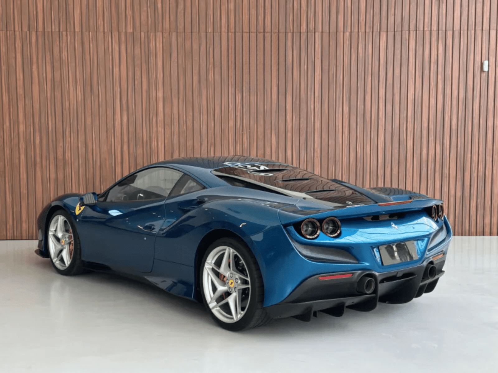 
								Ferrari F8 Tributo full									