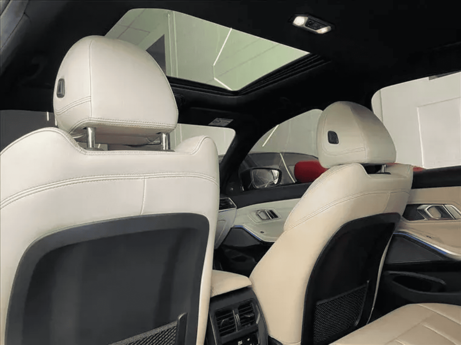 
								BMW 320i M SPORT full									