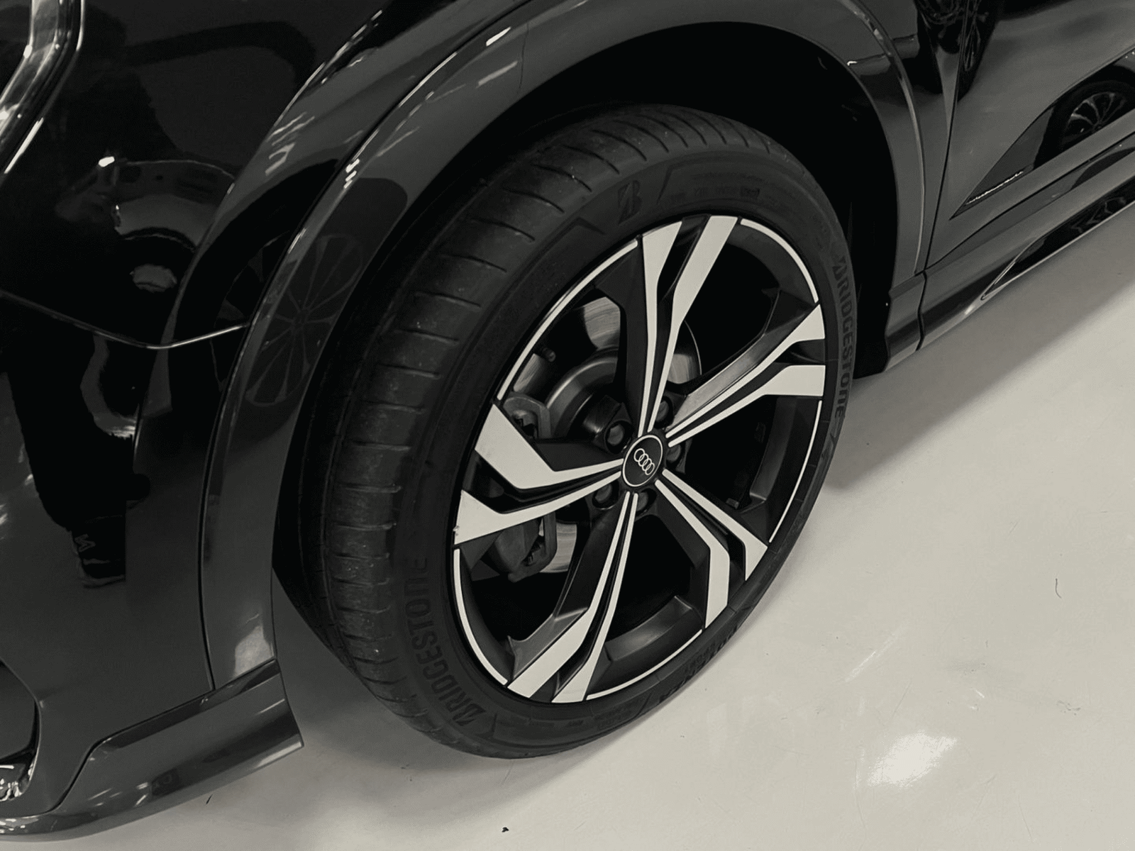 
								Audi Q3 SPB Perf. Black full									